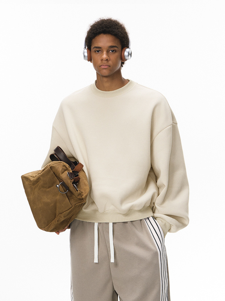 Gekrümmter Pullover
