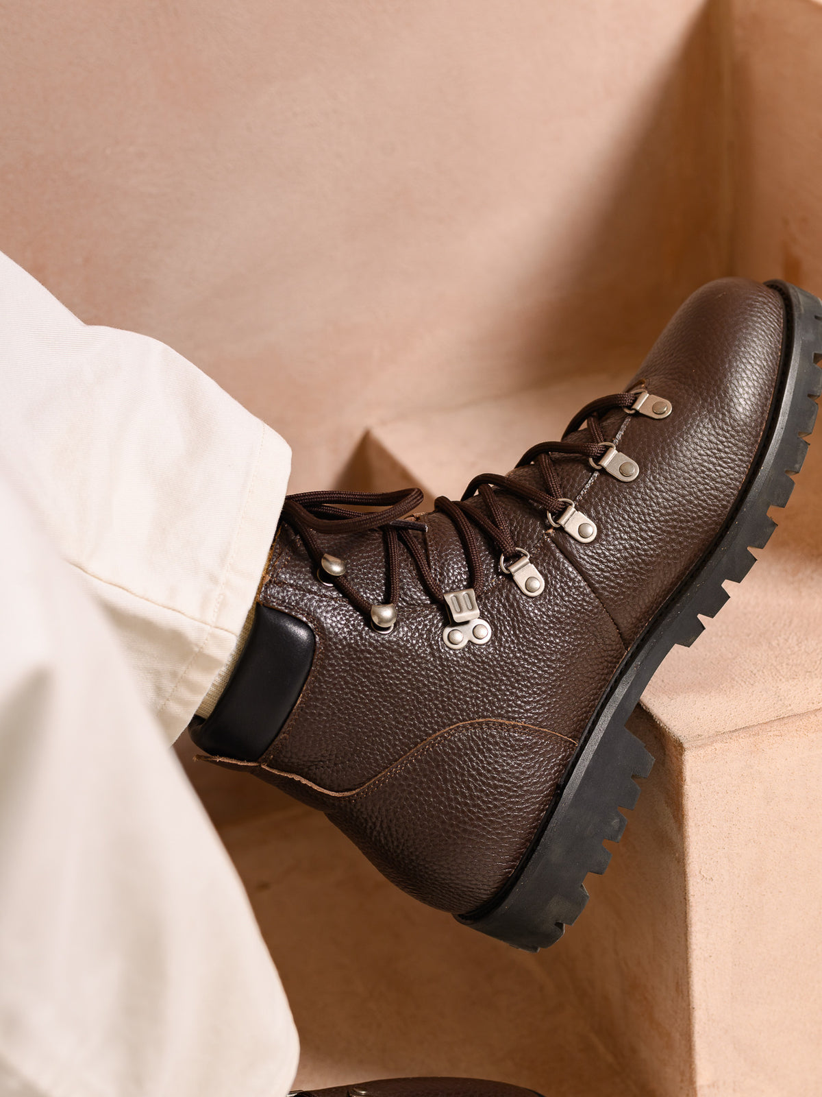 Paper Straight Ridgeworks High Brown Grain — close-up of grain leather, hardware and collar