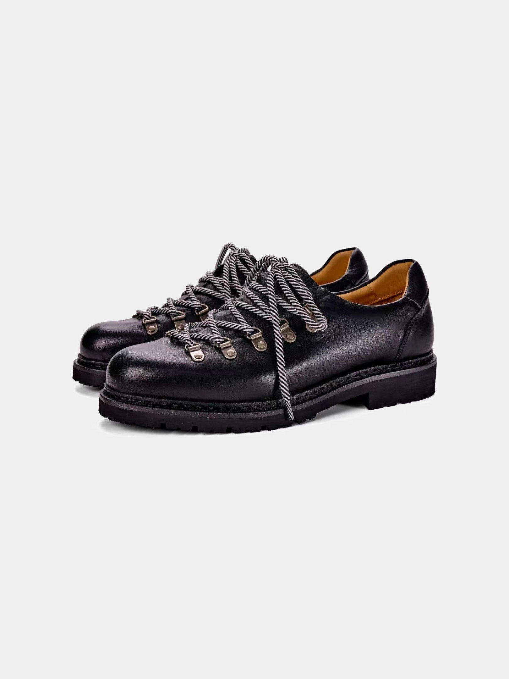 Paper Straight Summit Derby Signature black — three-quarter view, pair